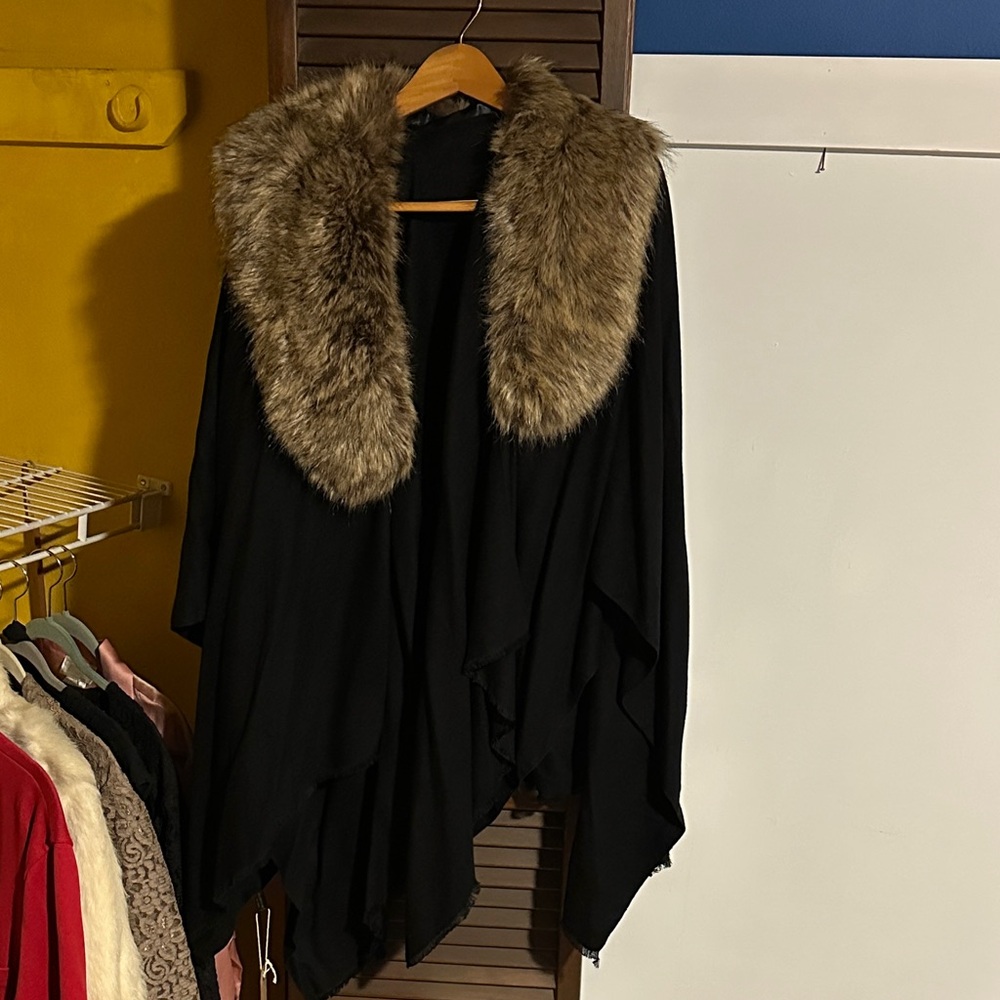 Elegant Black shawl with Faux Fur Collar NWT